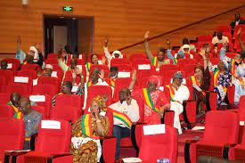 Réduction du train de vie de l’Etat : Faut-il réduire les salaires des membres du CNT face à la précarité sociale ?